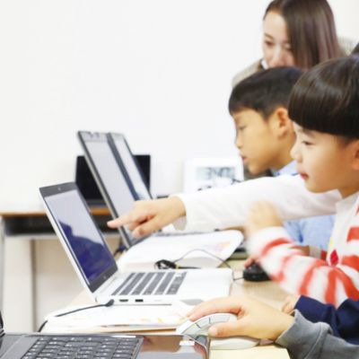 生徒2～5人に対して、一人の先生がつく少人数制です。子どもたちの長所を伸ばせるよう、先生がメンターとなって、個別にしっかり とコーチングいたします。