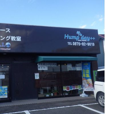 教室のある店舗は、こげ茶で落ち着いた雰囲気の外観です。