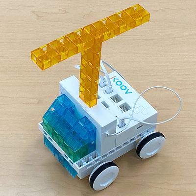 授業では様々なミッションにも挑戦！ロボットカーの上に載った棒を倒さずに走れる一番速いスピードはどれくらいだろう？【2023年12月撮影】