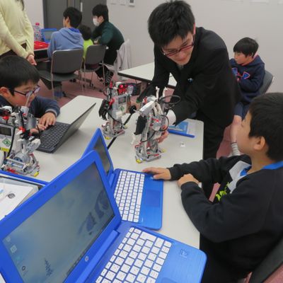 「ロボ団」のテキストと「教育版レゴ®マインドストーム®EV3」をロボット教材としています。