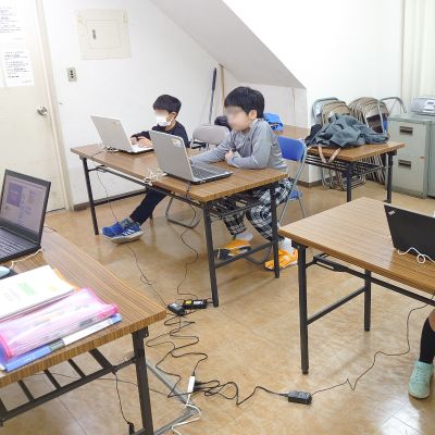 課題は個々のステップに合わせて。寺子屋風の授業です。
