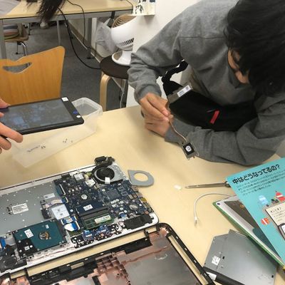 パソコンを分解する授業では、CPUやメモリなどを学びました。