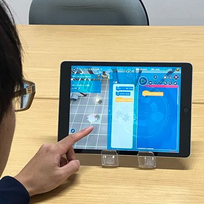 タブレットを使用します。ゲーム感覚で本格的なプログラミングの基礎知識を学べるので、初心者でもタッチパネルで簡単にまなぶことができます