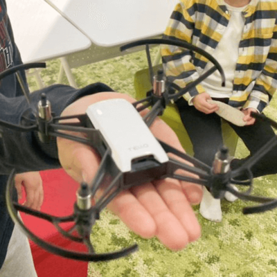 プログラミングしてドローンを飛ばす授業も！