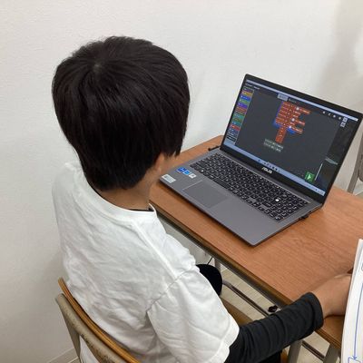 集中してプログラミング中…