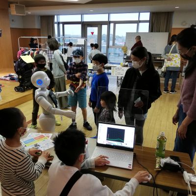 イベントで子どもに読み聞かせをするPepper