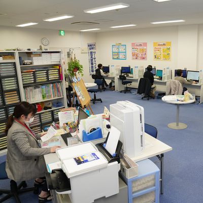 映像＆講師のサポートでマイペースに学べます。