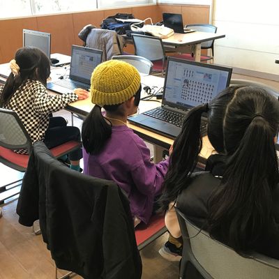 ガールズプログラミングフェスKIKKAKE2023のイベントの様子で、キャラメイクを作っています。