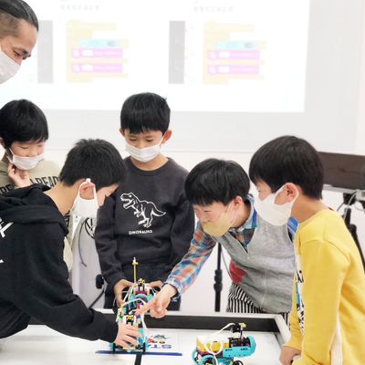 陽光差す明るい雰囲気の教室です