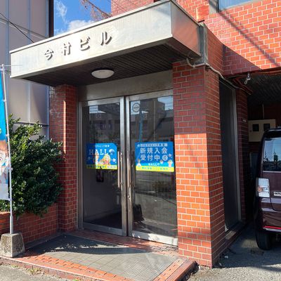 国道225線沿い、金属団地入口交差点近く。教室はトラ丸企画株式会社のミーティングルームにて開校しております。玄関から二階にお上がりください。