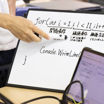 画面を見せながら講師が指導しています