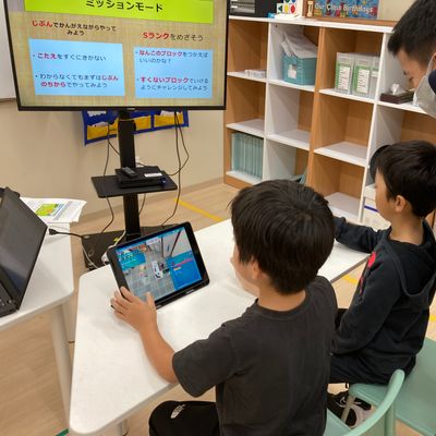 普段のレッスンの様子。つまずく様子があれば、コーチがヒントを出してくれます！