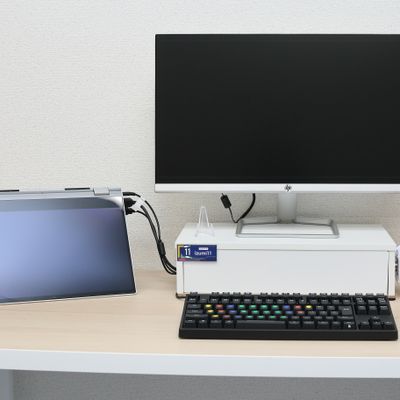 各席にモニタとPCが1台ずつ置かれます。