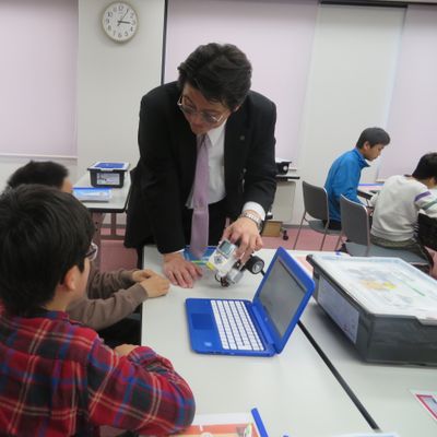 子供たちが理解するまで親切にお教えしています。
