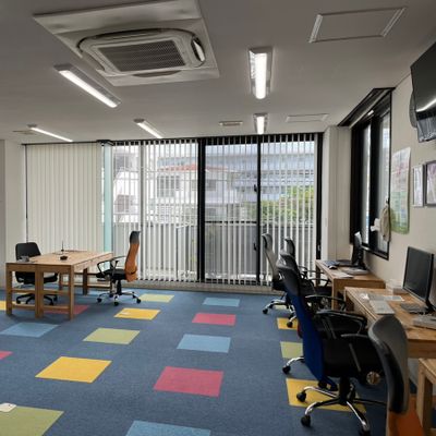 広々とした明るい教室で、たくさんの日の光が差し込む、学習しやすい環境です。