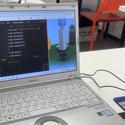 上級コースでは8x9craft教材でまずは簡単なテキストプログラミングから慣れていきます！ブロックプログラミングから違和感なく学べます！