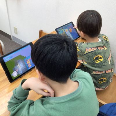 プログラミング授業の様子です。学んだプログラミングスキルを使って、クリエイトの作品作りもおこないます。