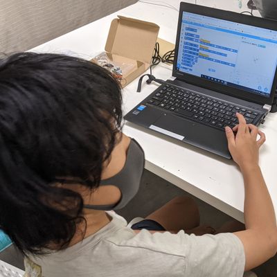 授業の様子：ロボットにプログラミング中