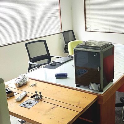 館林ベースの教室風景です。真ん中の機械は3Dプリンタ！　