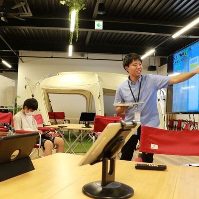 アウトドアのような開放的な空間で、プログラミングを楽しく学習できます！