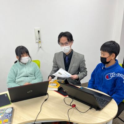 １人の先生に対して生徒さんは最大3名！個別授業だからこそわからないところも聞きやすい！
