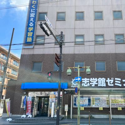 ①教室の外観の写真