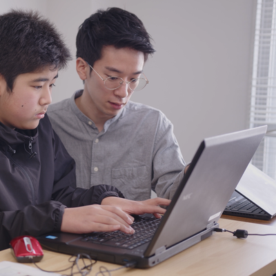 プログラマーコースで先生に相談する姿
