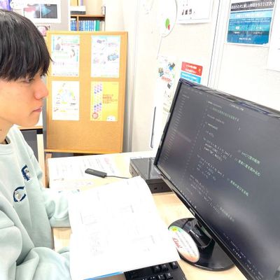 男子大学生のコードプログラミング風景
