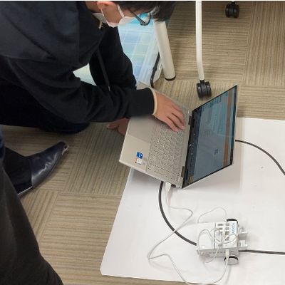 ライントレースは、細かい数値の調整がポイント。どの部分が原因でうまくいかないのか、何度も試行錯誤しながら改善することを学びます。【2023年1月撮影】