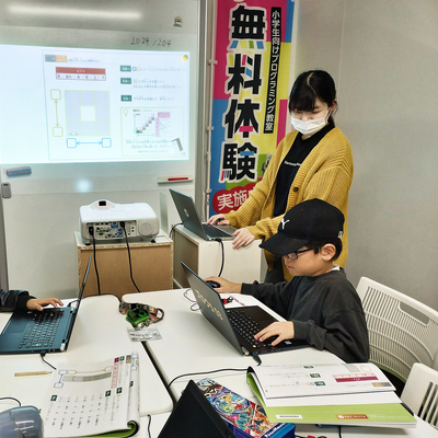 基礎コースの授業の様子です。集中しているときには余計な声掛けはせず見守ります。