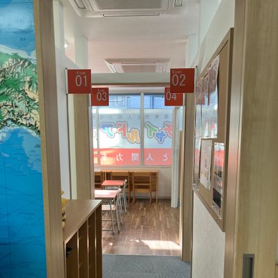 一番奥の広い部屋でHALLOの授業は行います。