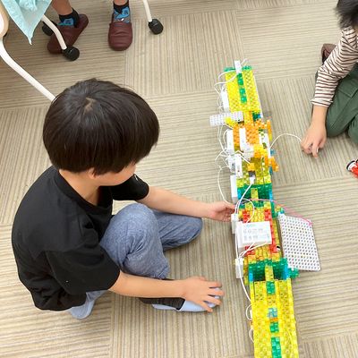 「この作品の特長は…」授業では、お互いの作品を見せ合いながらどう工夫したかを自分の言葉で伝える時間も。プレゼンテーション力やコミュニケーション力も育みます。【2023年11月撮影】