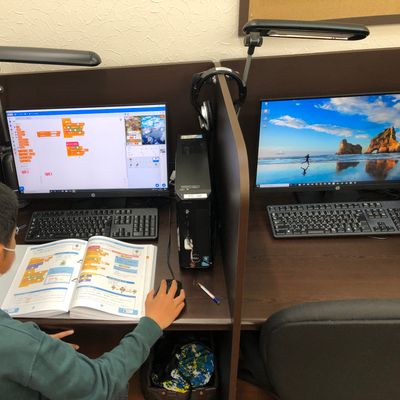 子ども向けのやさしいプログラミング言語・Scratchを使って、ゲームを作っていきます。直感的にプログラムを組み立てることができる言語なので、入門編に最適です。