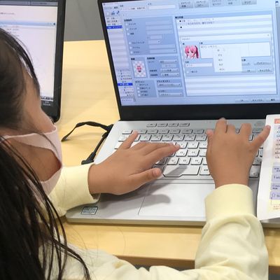 物語(デザイン)コースのレッスン様子でローマ字入力を覚えながら、文章を作成しています。