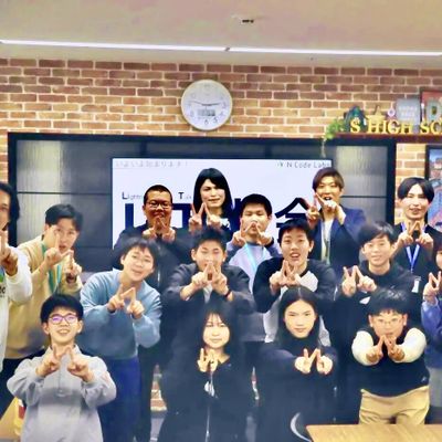 N Code Labo大阪梅田教室の集合写真。小学生から高校生までさまざまな年代のお子さまが通っています