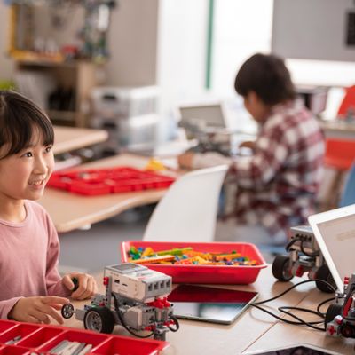 低学年の女の子も楽しめるロボットプログラミング（撮影：2021年1月）