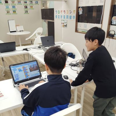 作ったゲームを生徒同士で談義しています！