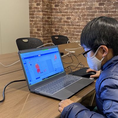 ペアプログラミングの様子。ソーシャルディスタンスを取るために「Zoom」の画面共有機能を用いて行います。