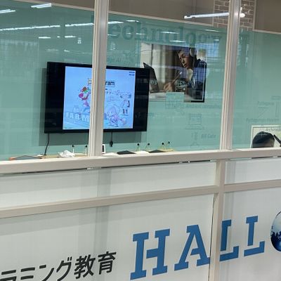教室の外から授業の様子を観る事が出来ます。