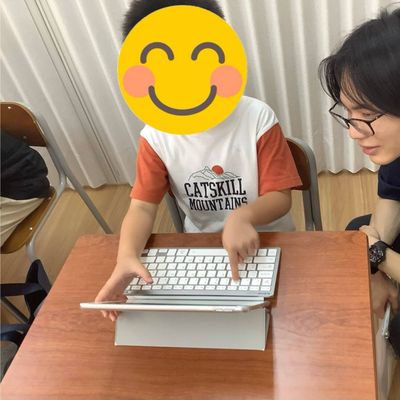 HALLOでは一人の講師が担当するお子様の数は2人までです。少人数でお子様を丁寧にサポートします。