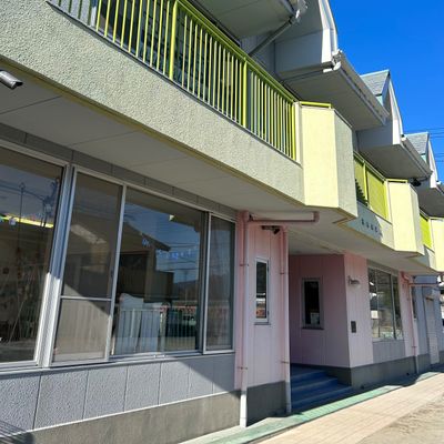 正面玄関を入り、2階にお越し下さい！車は園庭に駐車下さい！