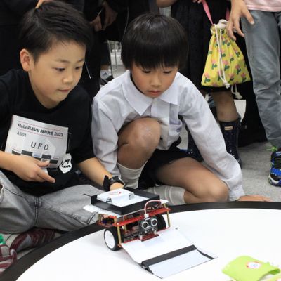 ロボット競技会RoboRAVEでの様子。自分で設計・プログラミングしたロボットでコースを完走させたり、相撲で相手を押し出したり。3種類の競技に試行錯誤と工夫を重ねて挑みます。【2023年10月撮影】