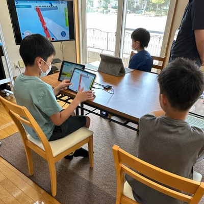 授業の様子です♬学年関係なく一緒にプログラミングを学べ 生徒同士の学び合いの場にもなっています！