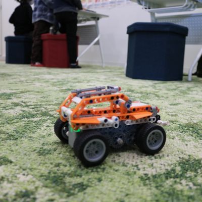車型のロボットは教室内を走り抜ける！