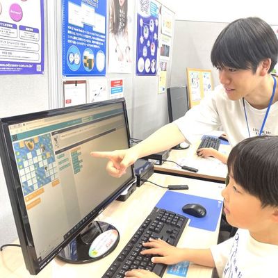 小学生の男の子も楽しくプログラミング！