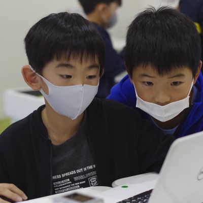 ペアワークでミッションクリアに向け取り組みます