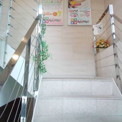 この階段を上がった２階となります。エレベーターもあります。