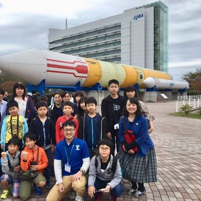 ”体験型プログラミング教室”つくば市のJAXAに見学に行った様子です。
