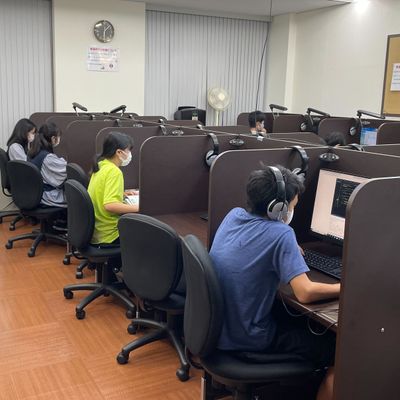学習に専念できる環境が整っています。静かで清潔な教室は、生徒や保護者さまから評価をいただいています（南大沢教室）