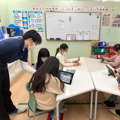 普段のレッスンの様子です☆コーチ、お友だちと一緒にレベルアップ！